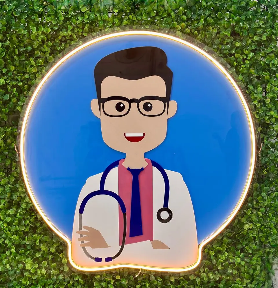 Mascote do Dr. Checkup em acrílico impresso com borda em neon LED