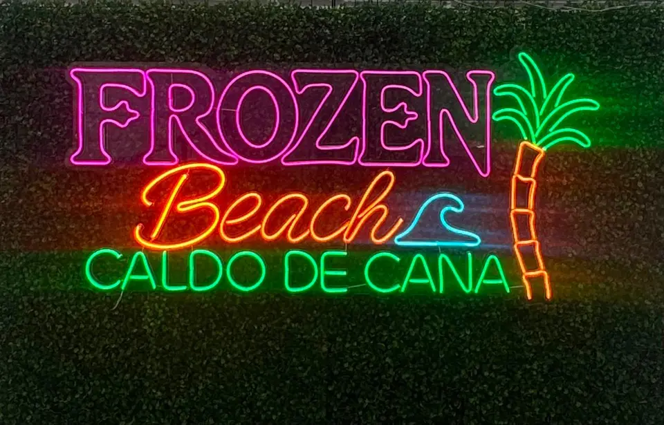 Painel neon multicolorido "Frozen Beach Caldo de Cana"