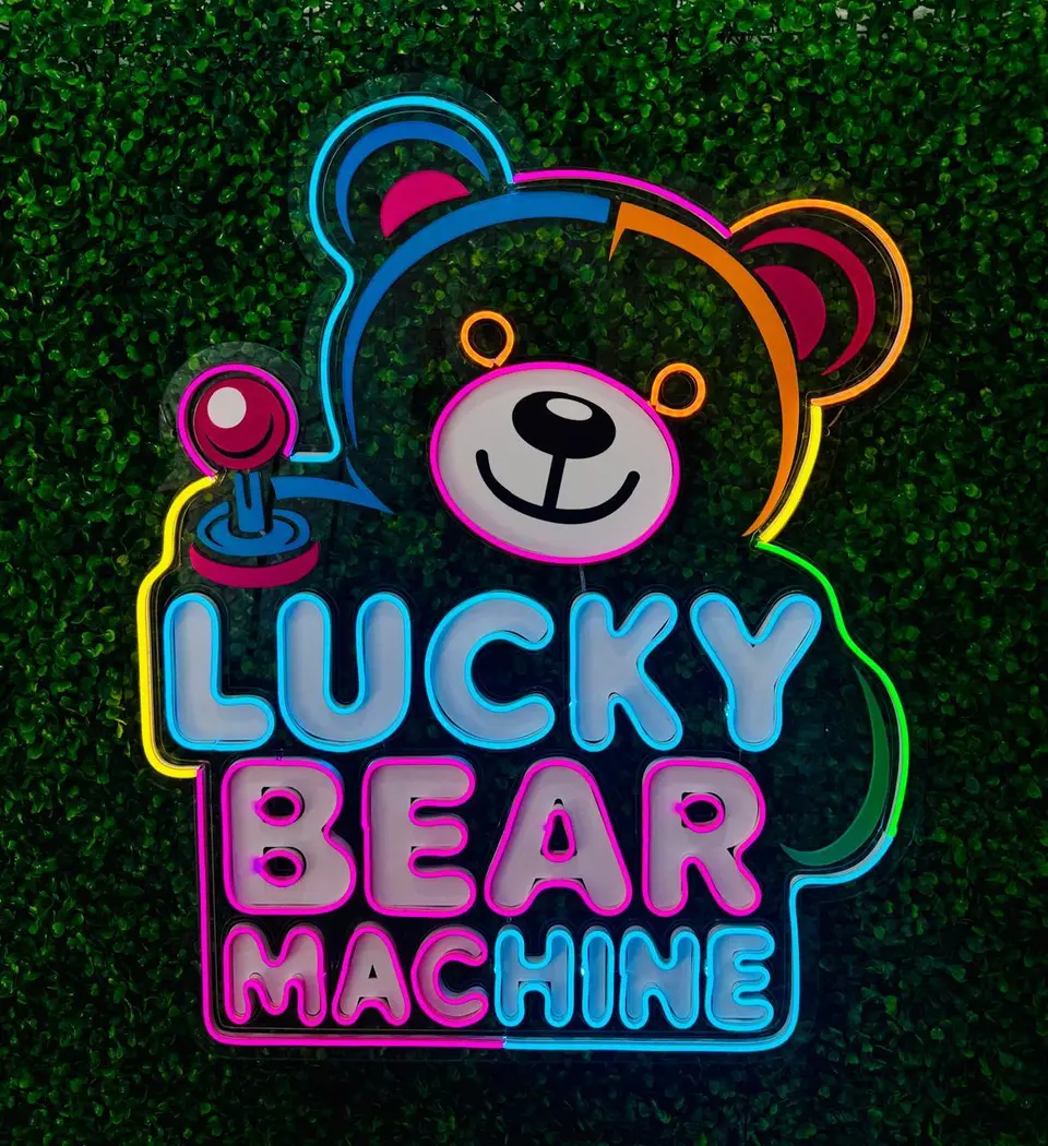 Logo multicolorido Lucky Bear Machine em neon LED