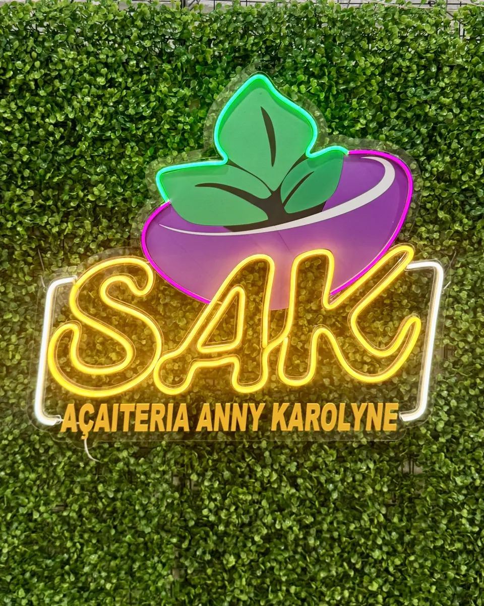 Logo da SAK Açaiteria em acrílico e neon LED em camadas