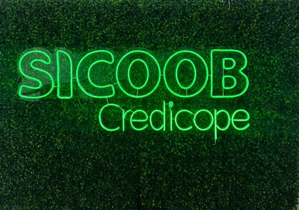 Logo Sicoob Credicope em neon LED verde